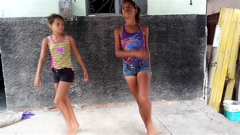 menina sem calcinha|Menina de 13 anos dança sem roupa em baile funk – Record